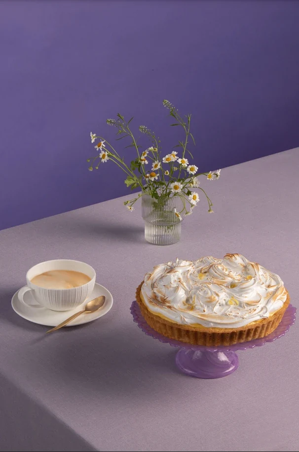 Assiette dressée dans une composition éditoriale